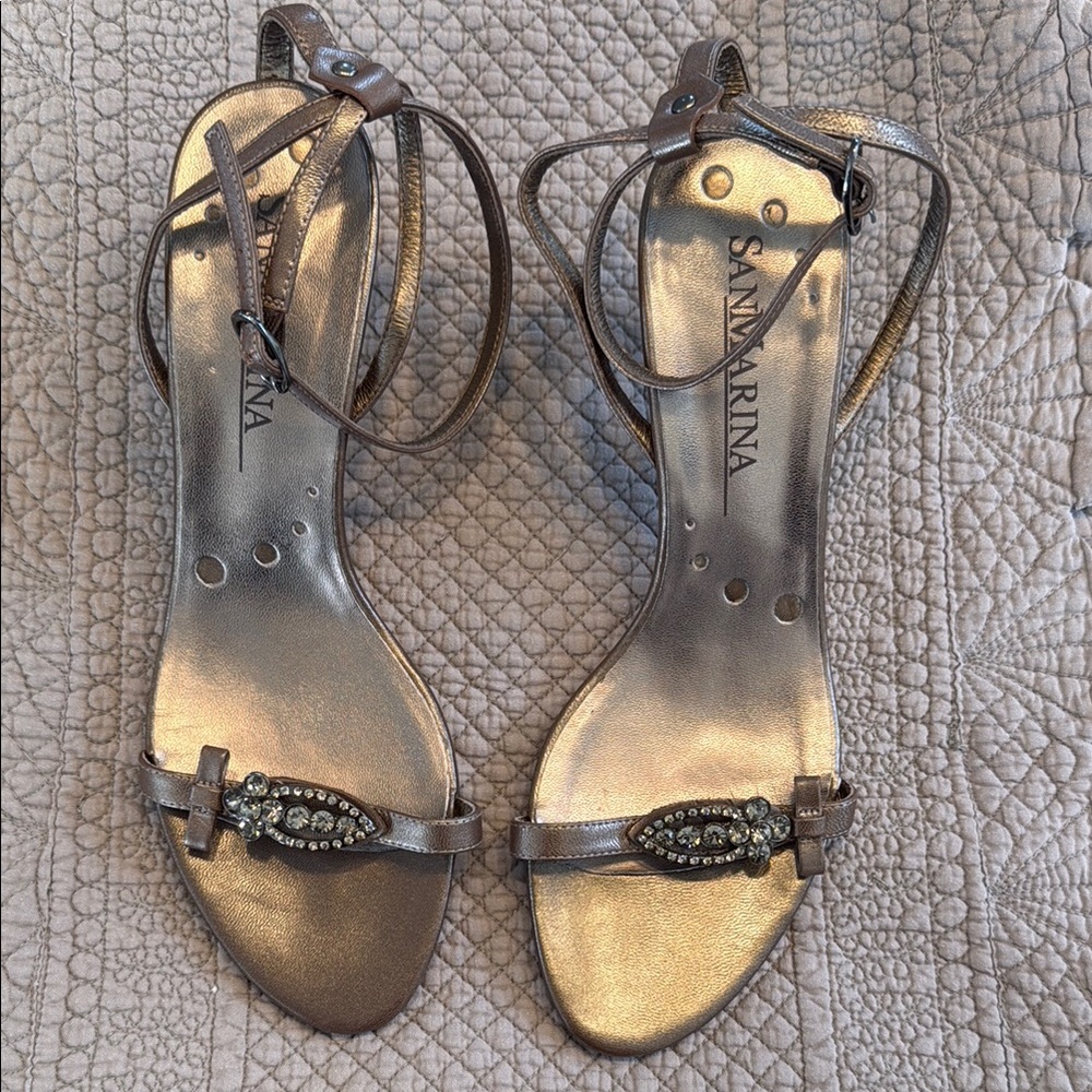 Chaussures de la marque française San Marina de couleur bronze